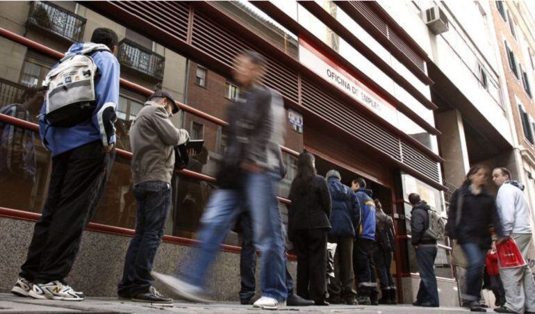 Colas a las puertas de una oficina de empleo