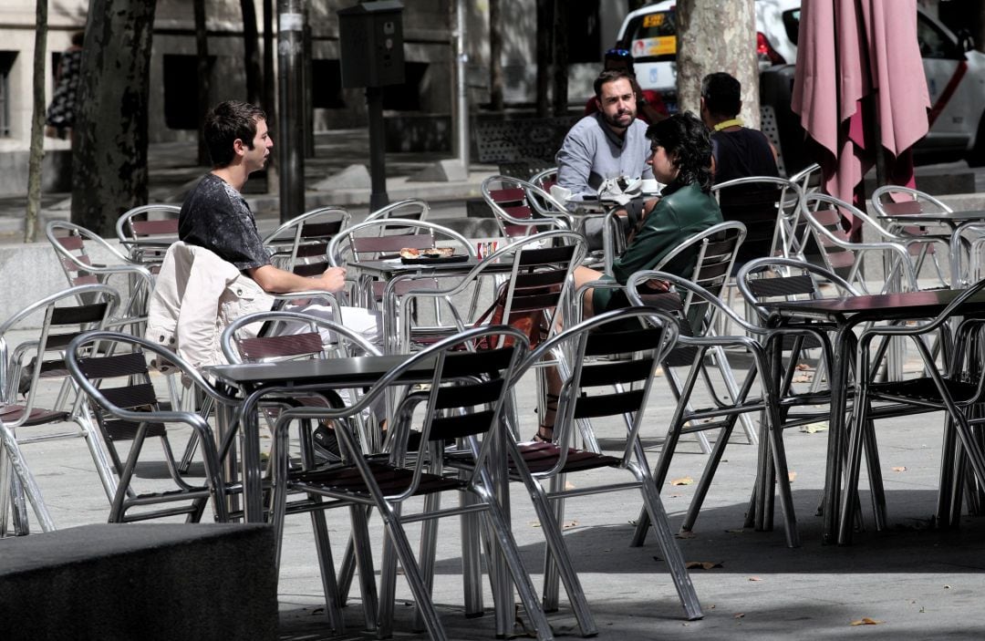 Clientes en una terraza de un bar, en Madrid (España).