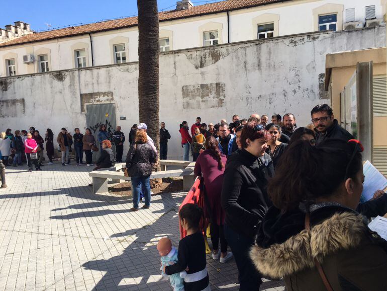 Colas para inscribirse en la Bolsa de Sadeco.