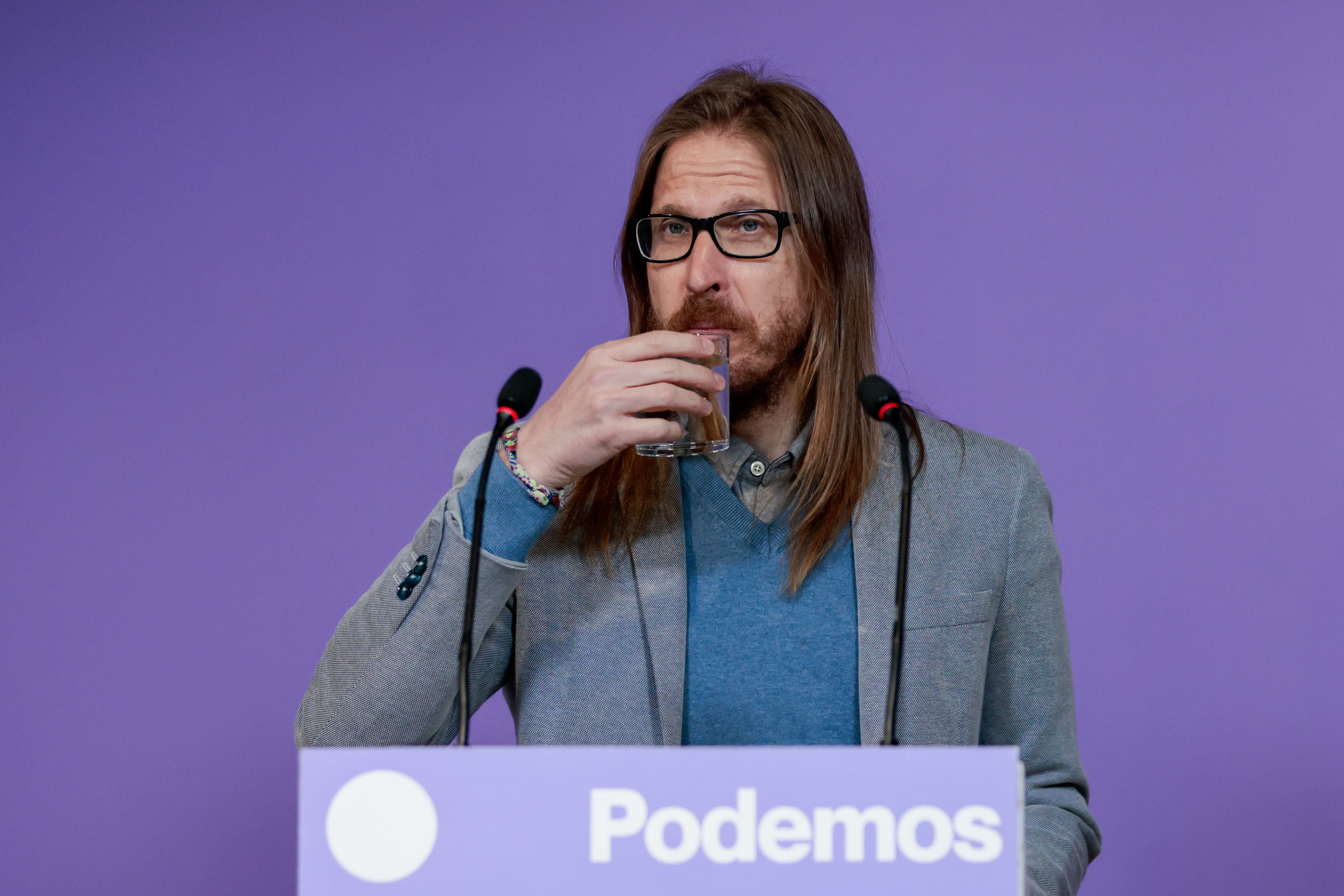 MADRID (ESPAÑA), 30/03/2026.- El secretario de Organización y portavoz de Podemos, Pablo Fernández durante la rueda de prensa en la sede del partido este lunes en Madrid. EFE/ Marcos Villaoslada
