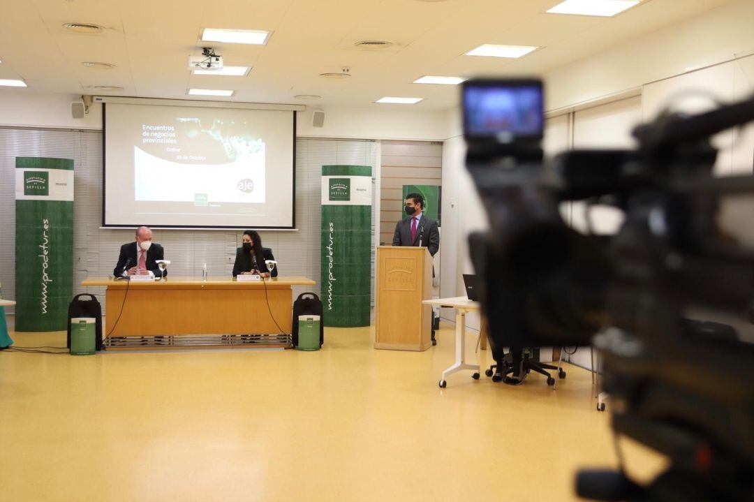 Fernando Rodríguez Villalobos durante su encuentro con jóvenes empresarios de la provincia