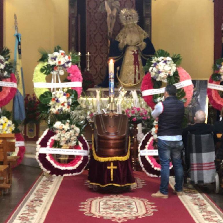 Capilla ardiente de "el Padre Llanes" en la parroquia del Corpus de Algeciras