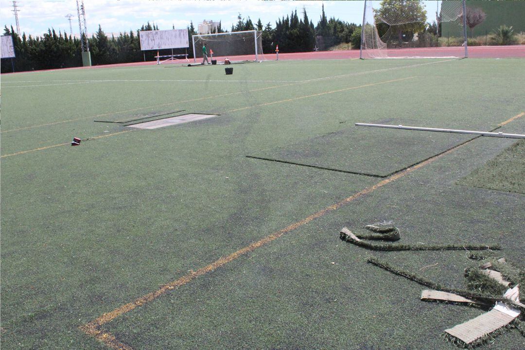 Reparcheo del terreno de juego del polideportivo municipal