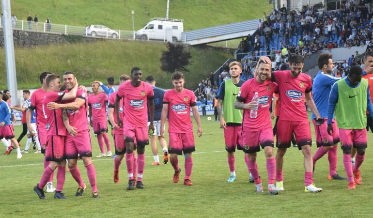 Los jugadores fuenlabreños celebraron así en Zubieta la clasificación para la siguiente ronda.