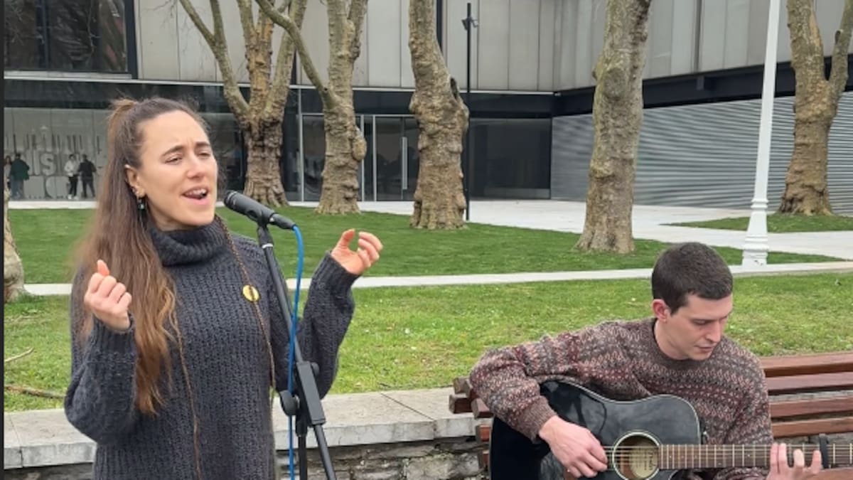 Músicos callejeros de Bilbao alertan: “Nos sacaría del panorama cultural de la calle”