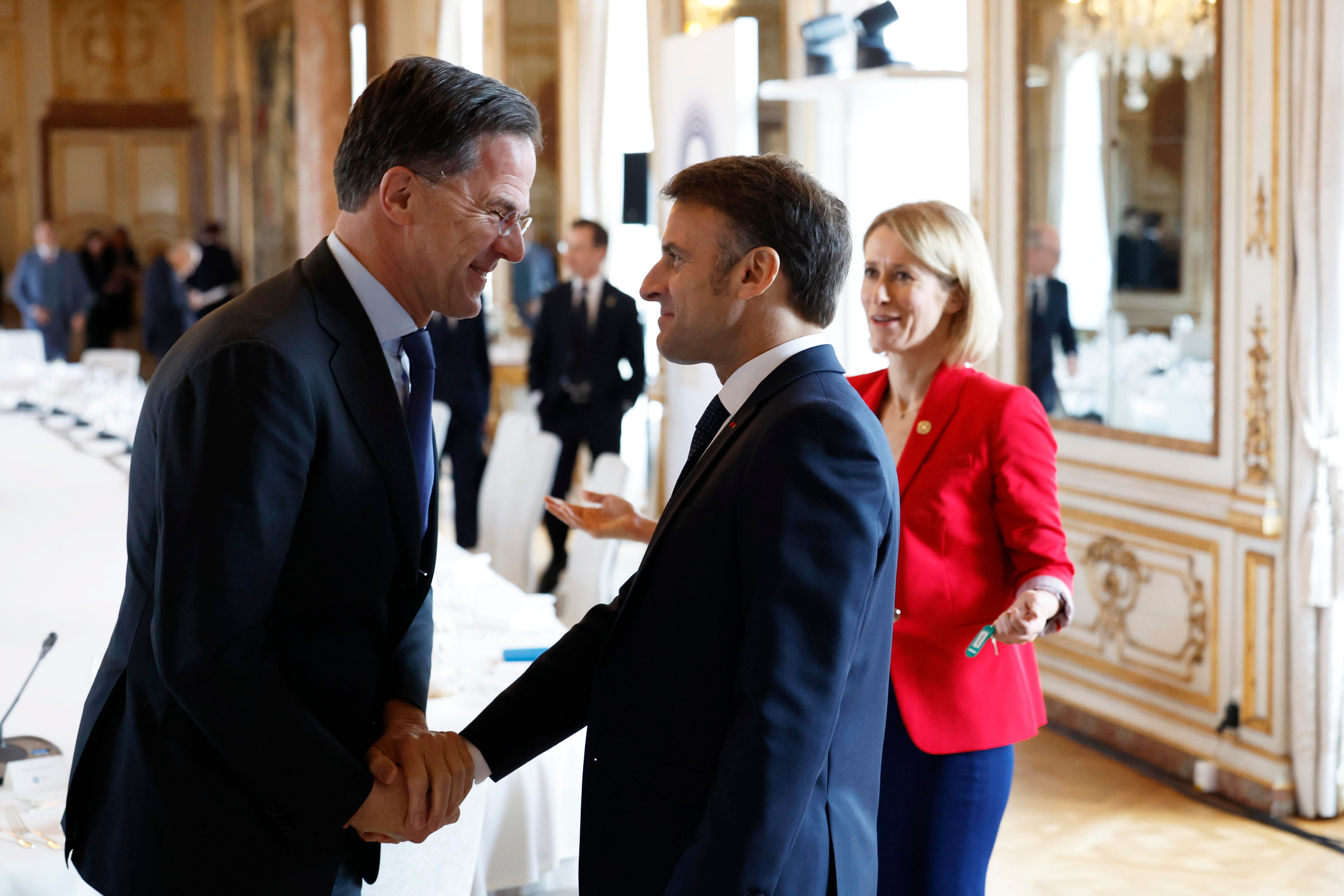 Mark Rutte habla con Emmanuel Macron y Kaja Kallas