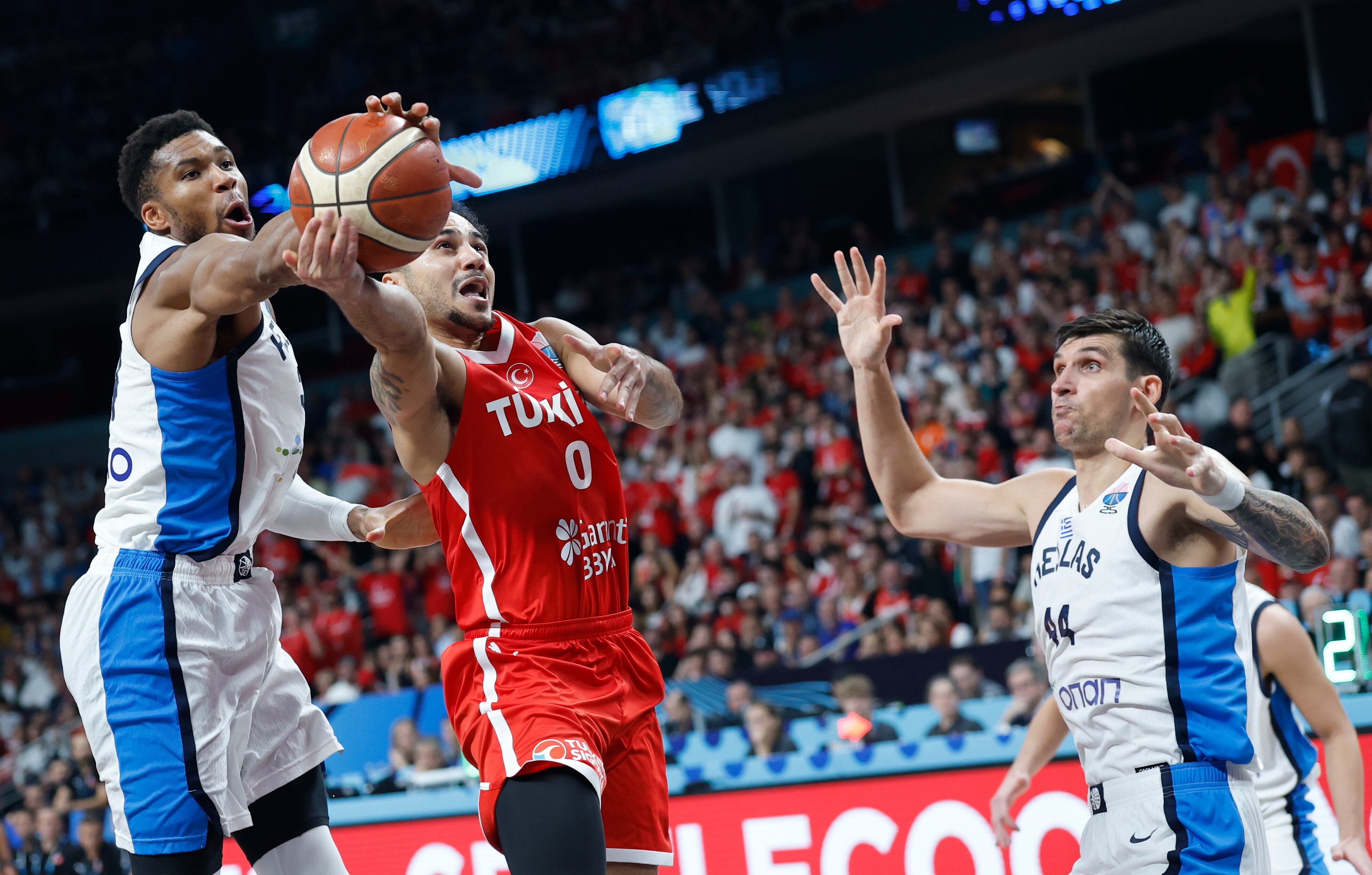 RIGA (Latvia), 12/09/2025.- Giannis Antetokounmpo (L) and Konstantinos Mitoglou of Greece and Shane Larkin of Turkey in action during the FIBA EuroBasket 2025 semi-final basketball match between Greece and Turkey in Riga, Latvia, 12 September 2025. (Baloncesto, Grecia, Letonia, Turquía) EFE/EPA/TOMS KALNINS