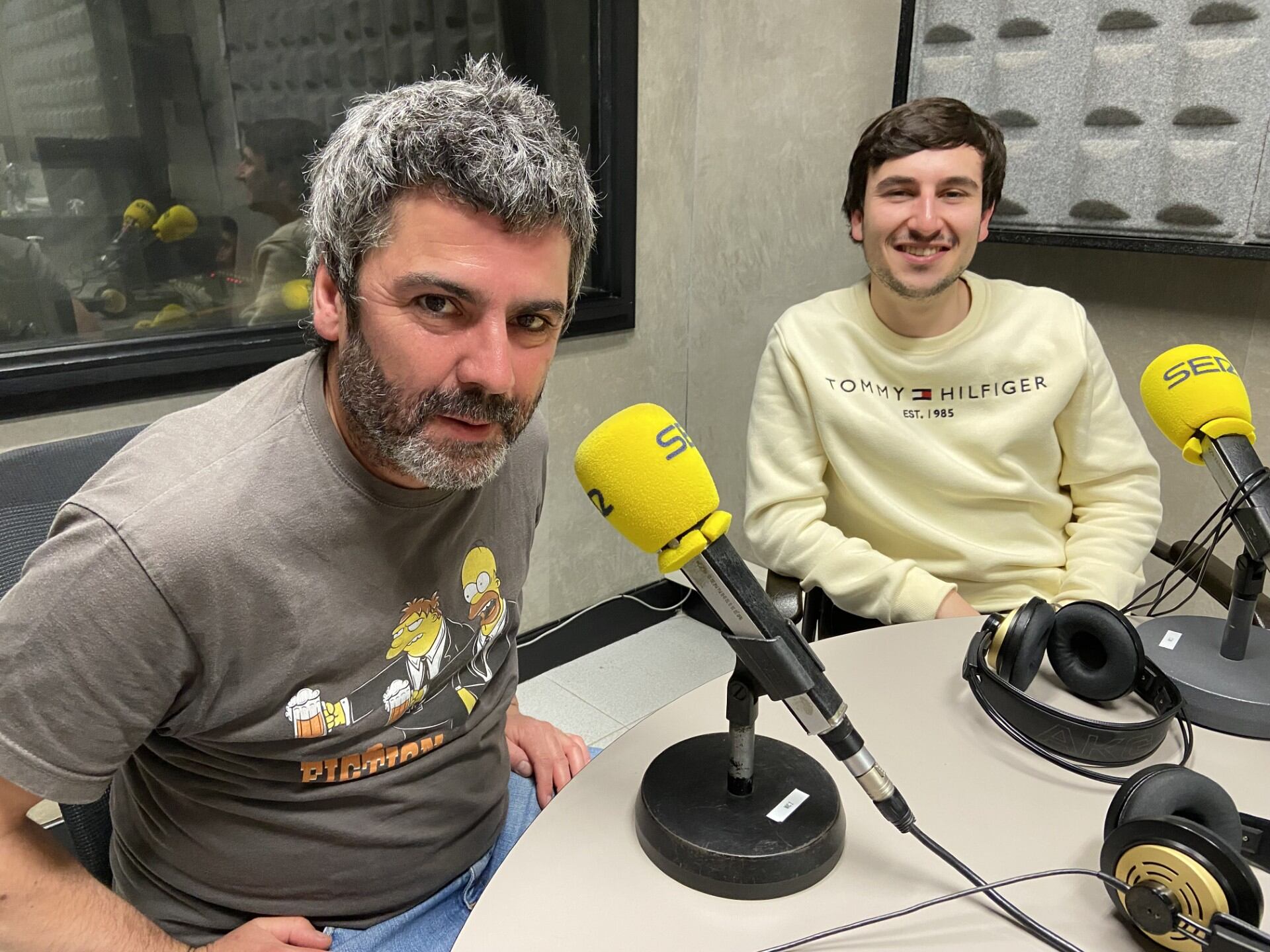 El director Juanma Rodríguez y el actor Aitor Fernández en Radio Eibar