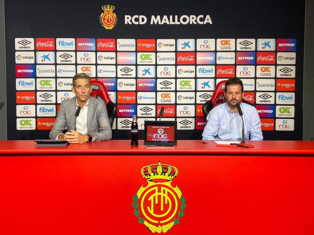 Alfonso Díaz, director financiero del club (izquierda) y Pablo Ortells, director de fútbol del RCD Mallorca (derecha).