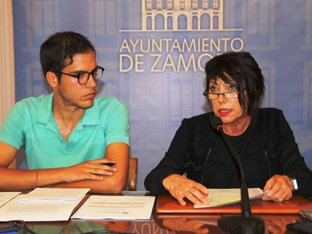 La concejala de Seguridad Ciudadana del Ayuntamamiento de Zamora, Concha Rosales, durante una rueda de prensa junto al concejal Pablo Novo