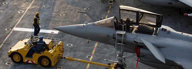 Varios técnicos preparan las aeronaves a bordo del portaaviones francés Charles De Gaulle