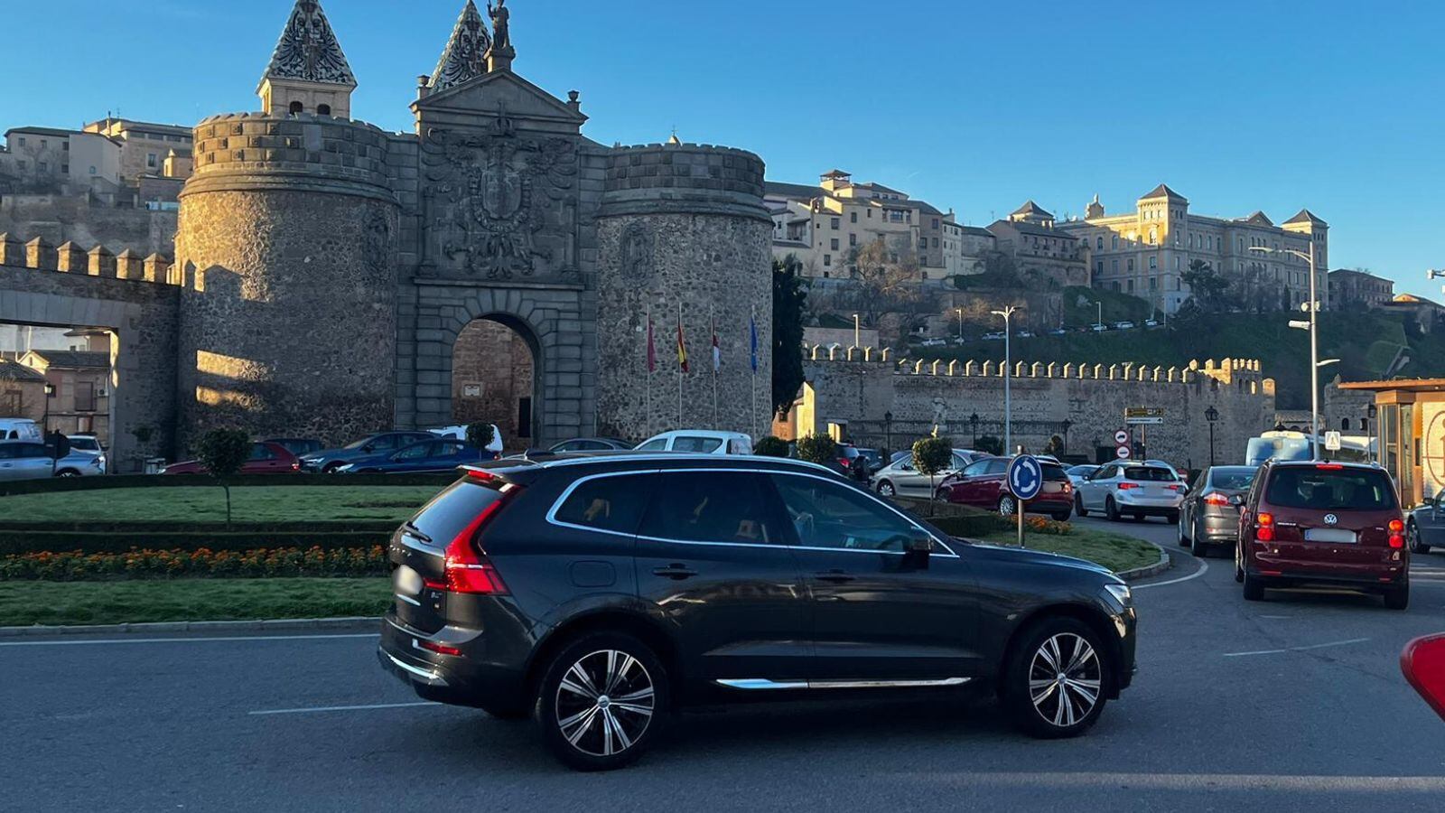 Imagen del atasco generado en el entorno de la Puerta de Bisagra de Toledo