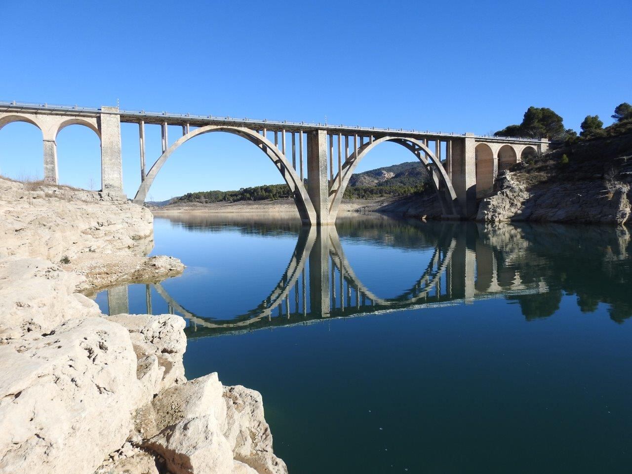 Embalse de Entrepeñas y viaducto de Alocén/Foto MITMA