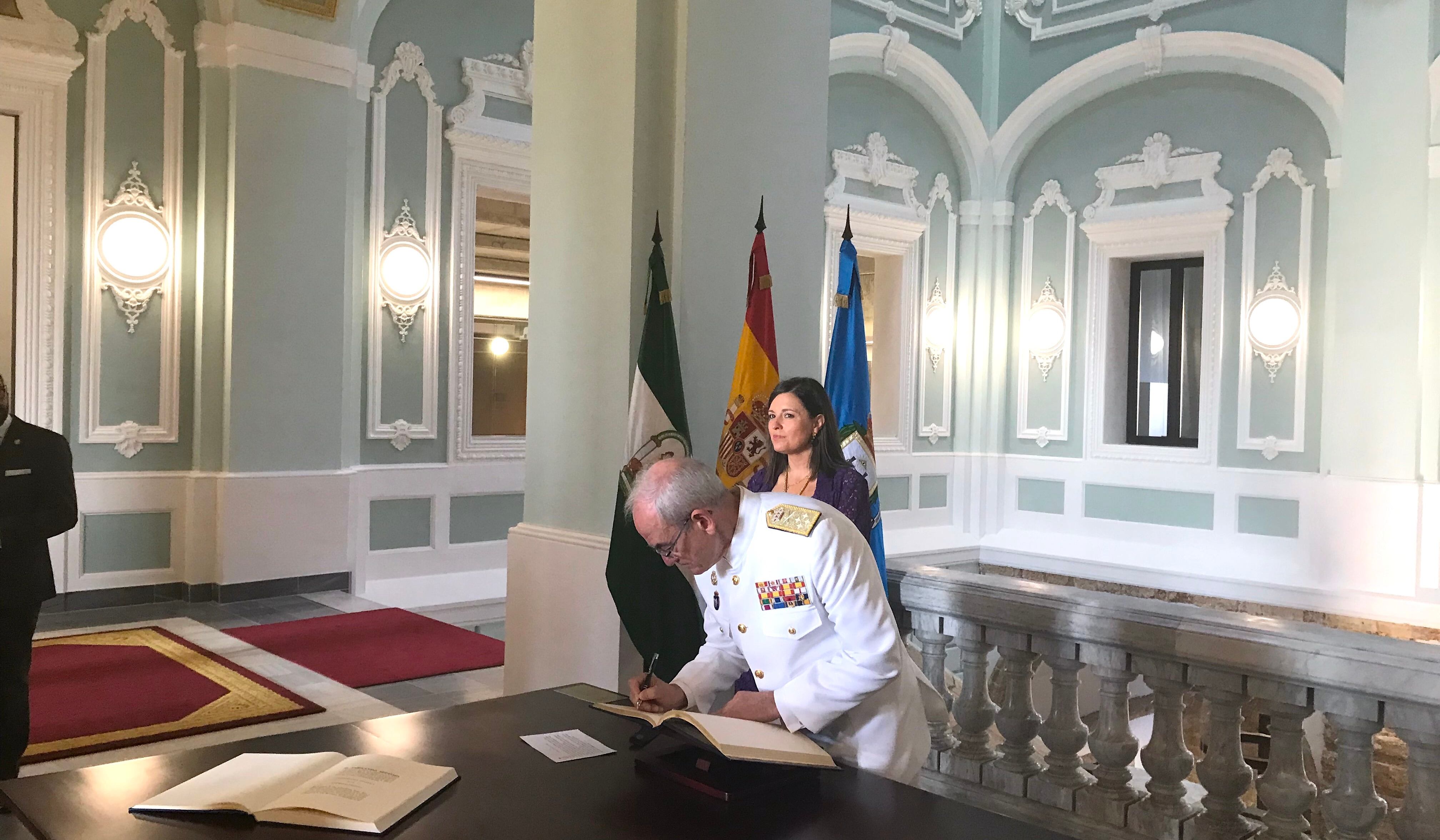 El Jefe del Estado Mayor de la Defensa, el almirante general Teodoro López Calderón, firma en el Libro de Honor del Ayuntamiento en presencia de la alcaldesa, Patricia Cavada