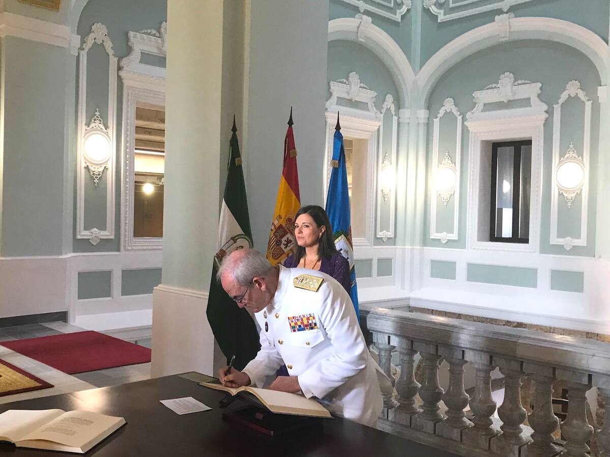 San Fernando reconoce a las Fuerzas Armadas con el Premio Cortes de la Real Isla de León