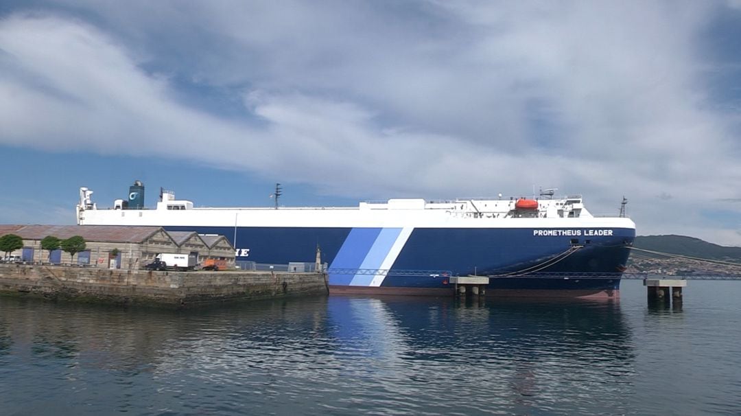 Barco Prometheus atracado en el muelle de Bouzas