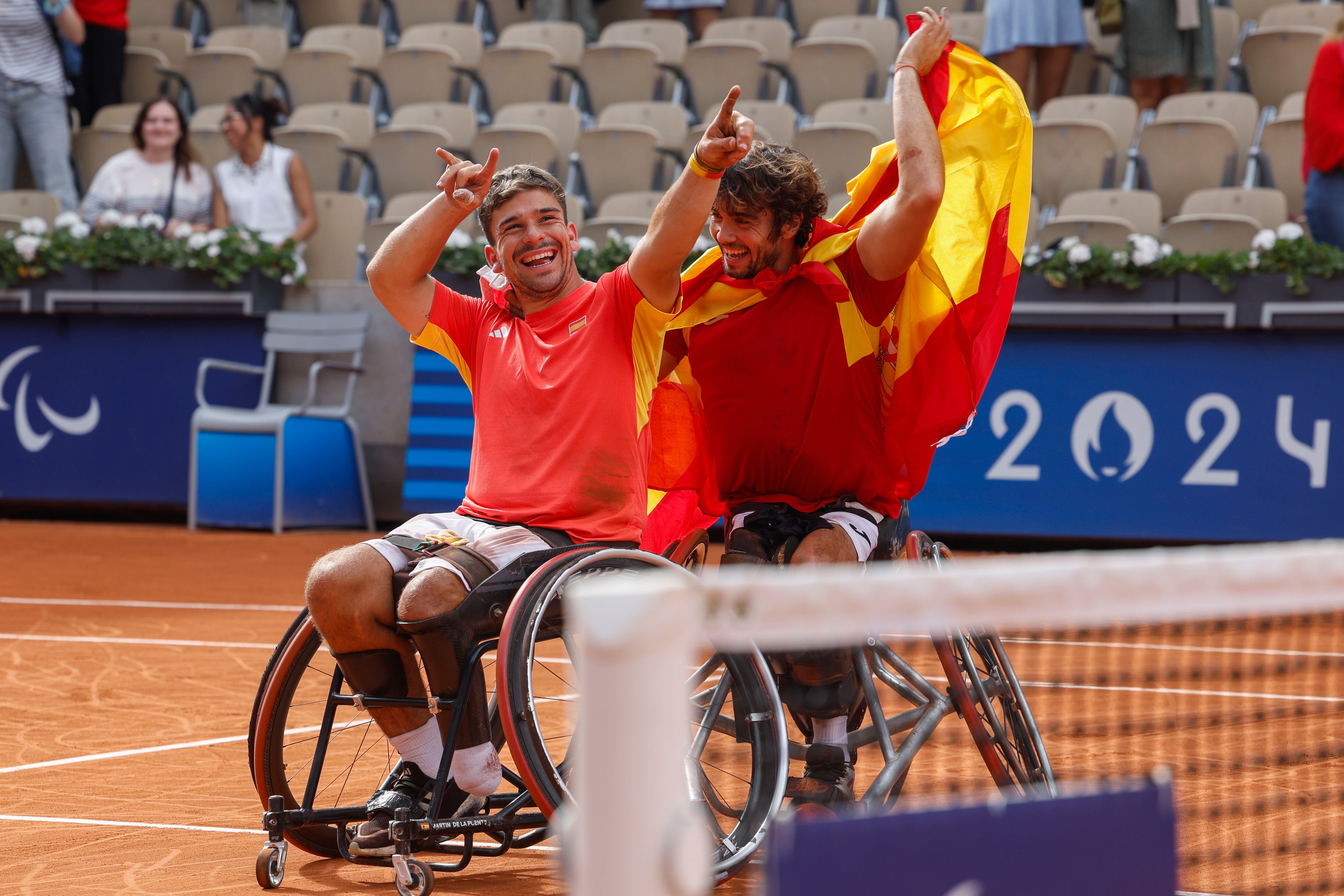 PARÍS (FRANCIA), 06/09/2024.- Los tenistas españoles Martín de la Puente (i) y Daniel Caverzaschi (d) celebran su victoria en el partido por el bronce ante los franceses Frederic Cattaneo y Stephane Houdet, este jueves durante los Juegos Paralímpicos de París 2024. EFE/ Javier Etxezarreta
