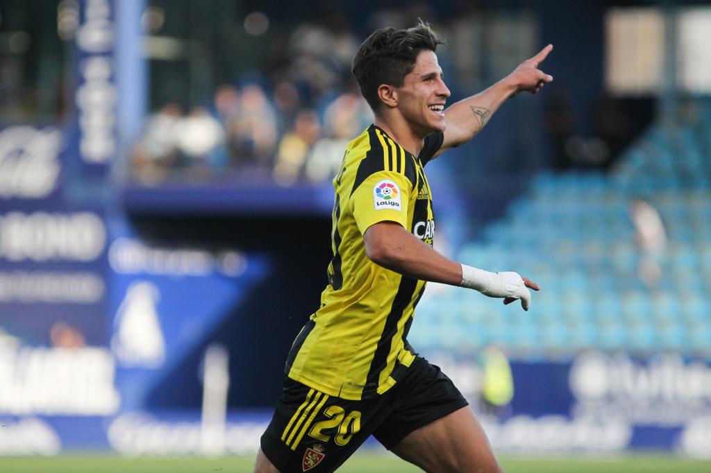 Guliano celebra uno de sus dos goles que le dieron la victoria al Real Zaragoza en El Toralín