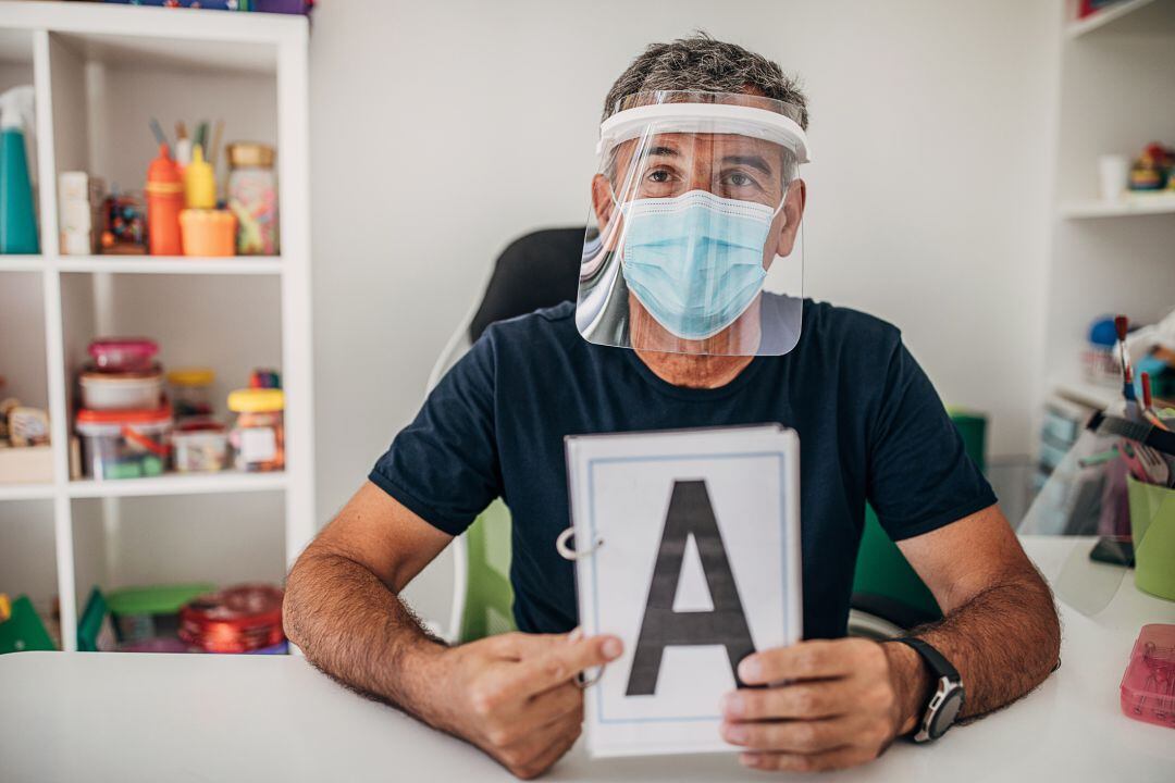 Un logopeda, durante la pandemia de COVID.