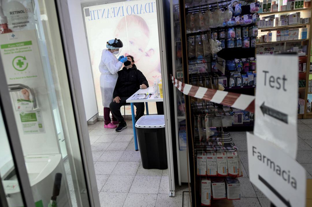 Una farmacia de Madrid realiza tests de antígenos hace unos meses. 