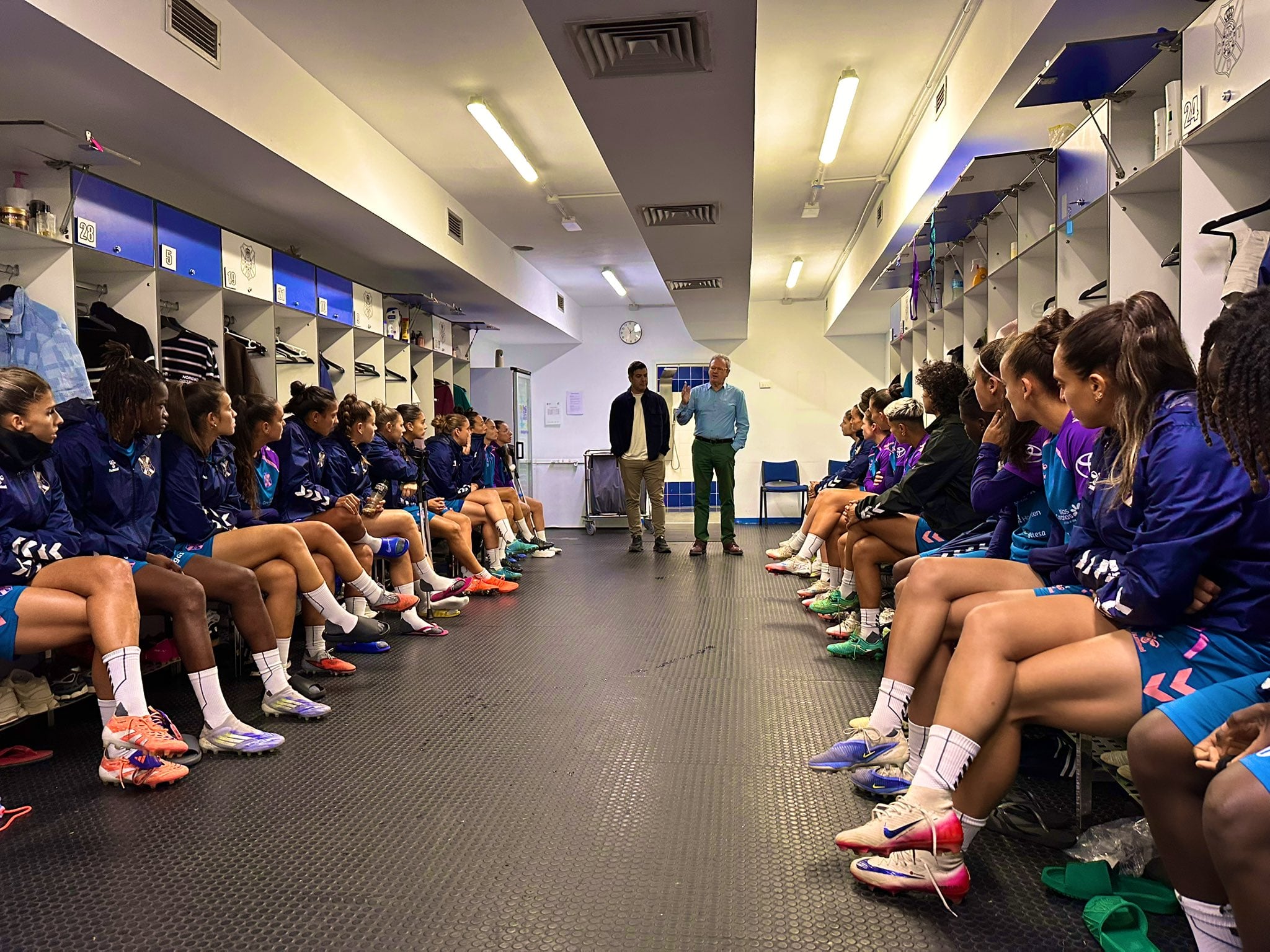 Sergio Batista y Rayco García, durante su alocución a las jugadoras antes del entrenamiento.