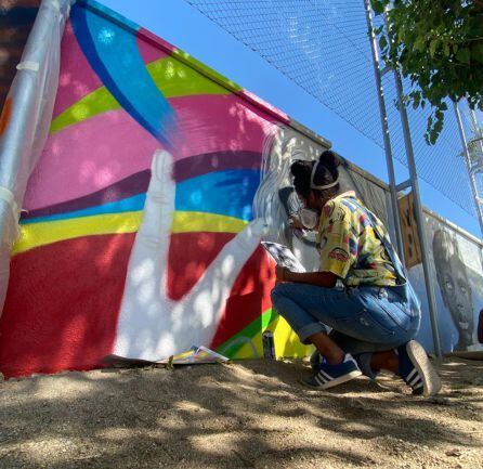 Cristina Domínguez pintando un mural