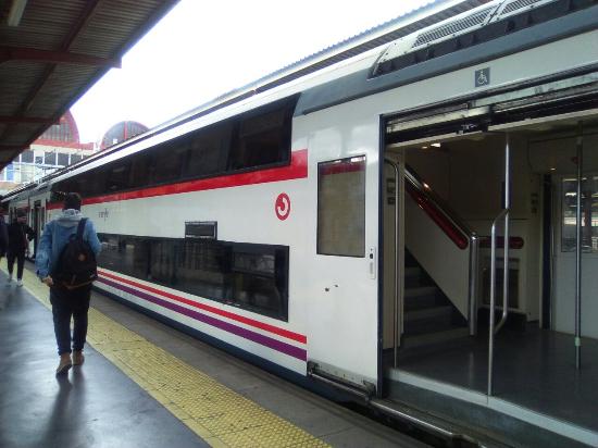 Trenes de Cercanías de dos plantas de Renfe (imagen de archivo)