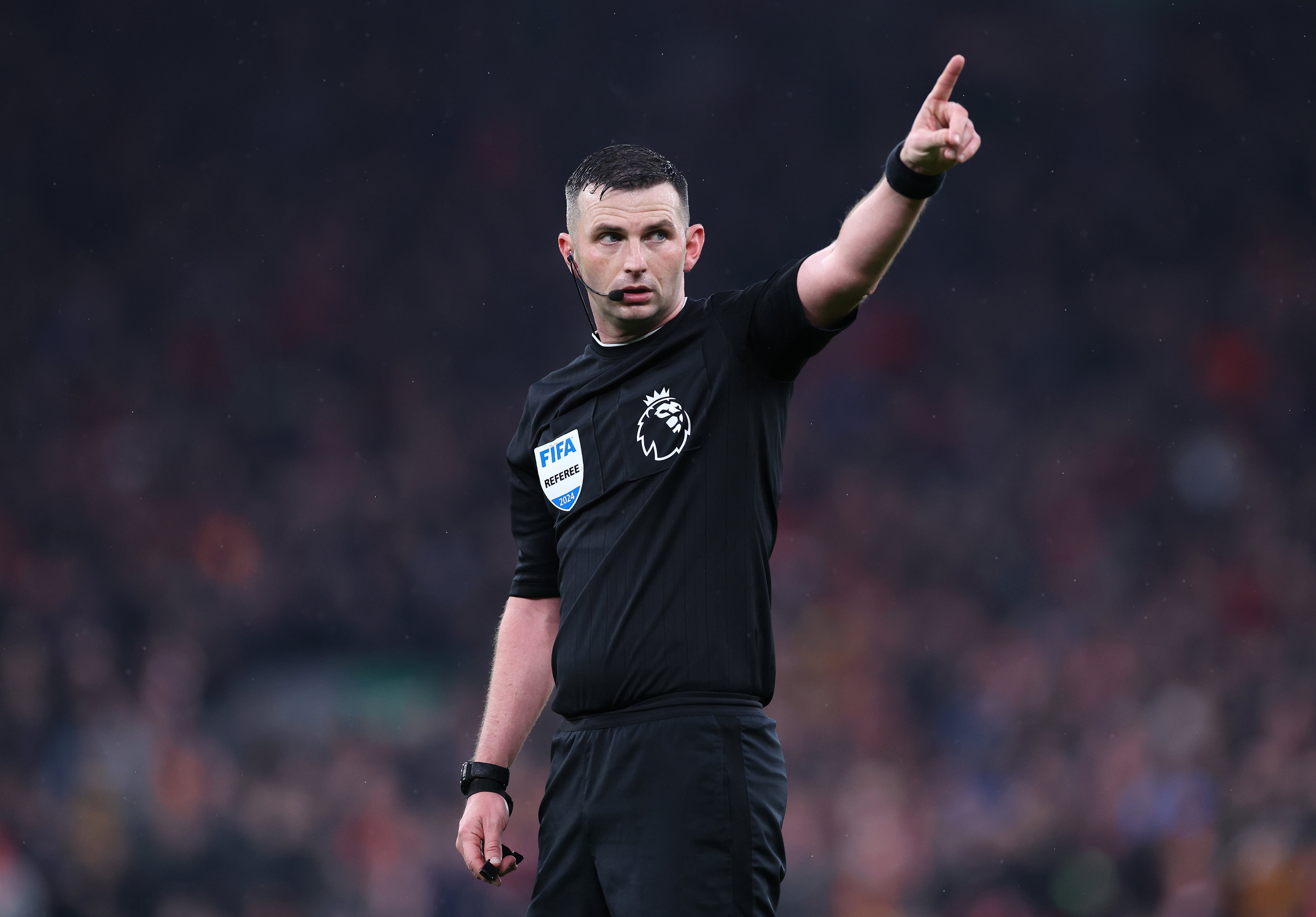 El colegiado Michael Oliver arbitrando un partido de la Premier League