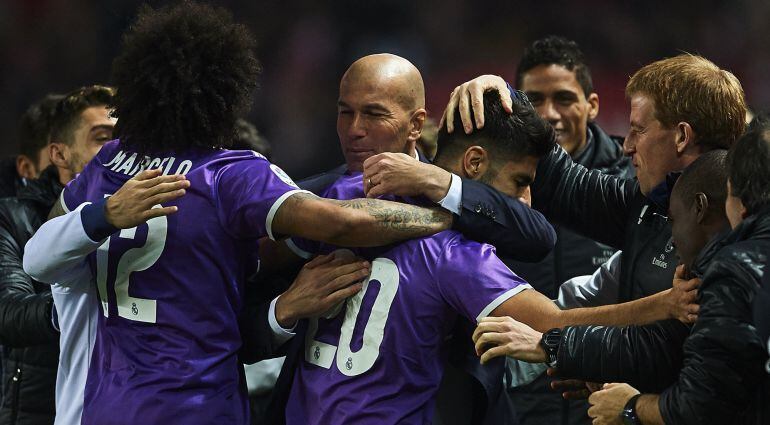 El banquillo del Real Madrid celebra uno de los goles del Pizjuán