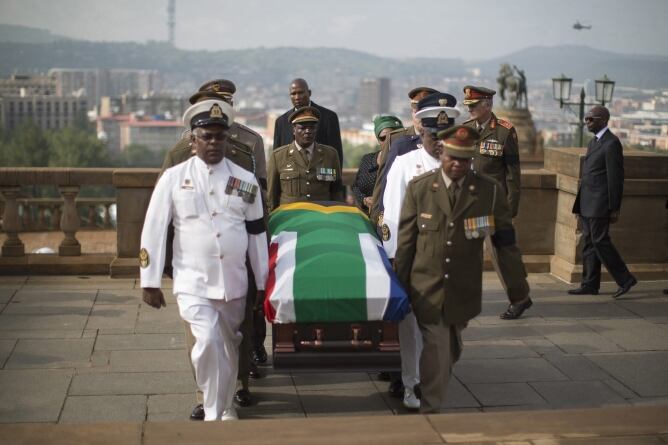 El ataúd con los restos mortales del expresidente sudafricano Nelson Mandela llega al edificio Union Buildings de Pretoria, sede del Gobierno nacional, en Sudáfrica