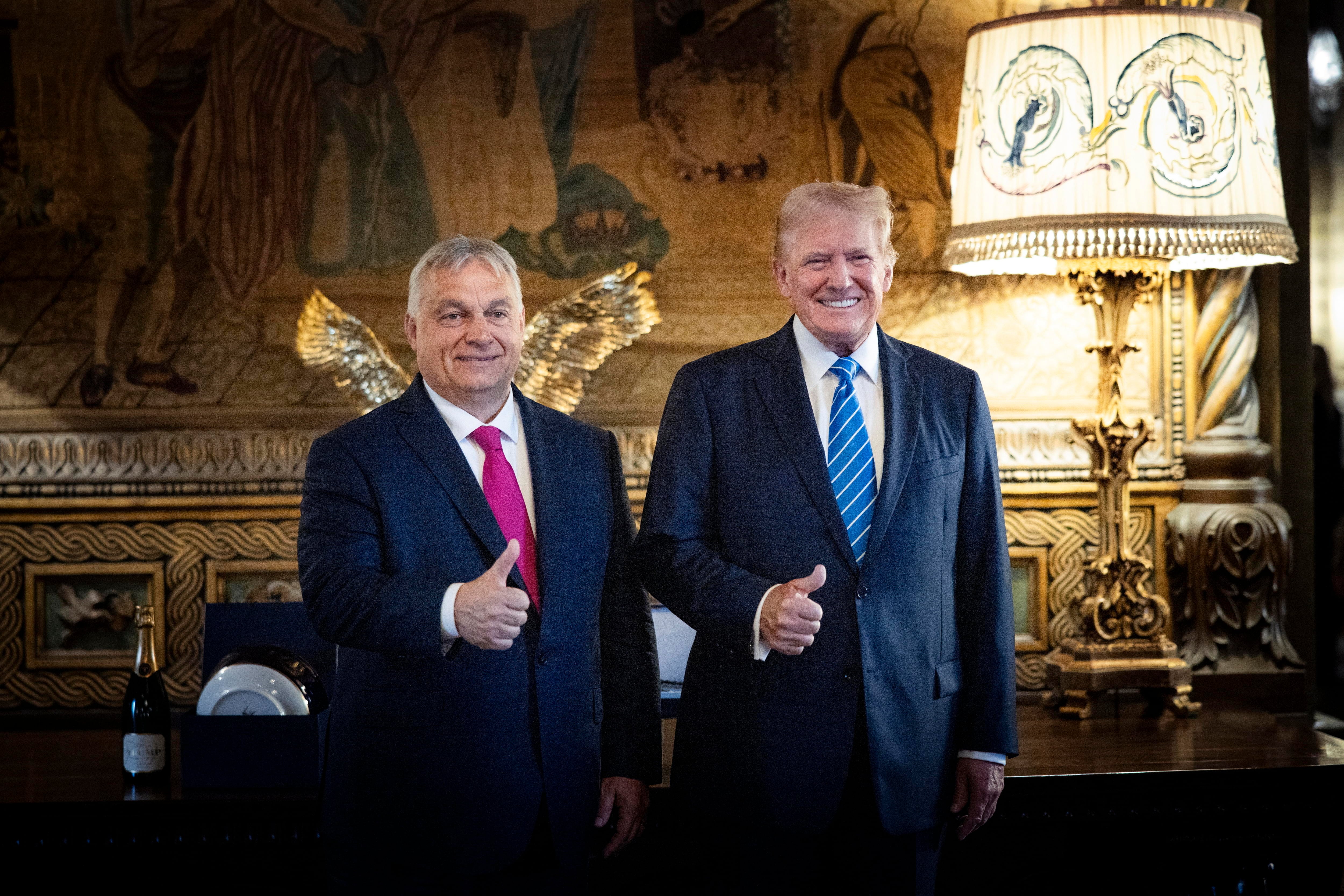 El primer ministro húngaro, Viktor Orban, y el expresidente de EEUU Donald Trump en la residencia de Mar-a-Lago (Florida) del candidato republicano a la Casa Blanca.