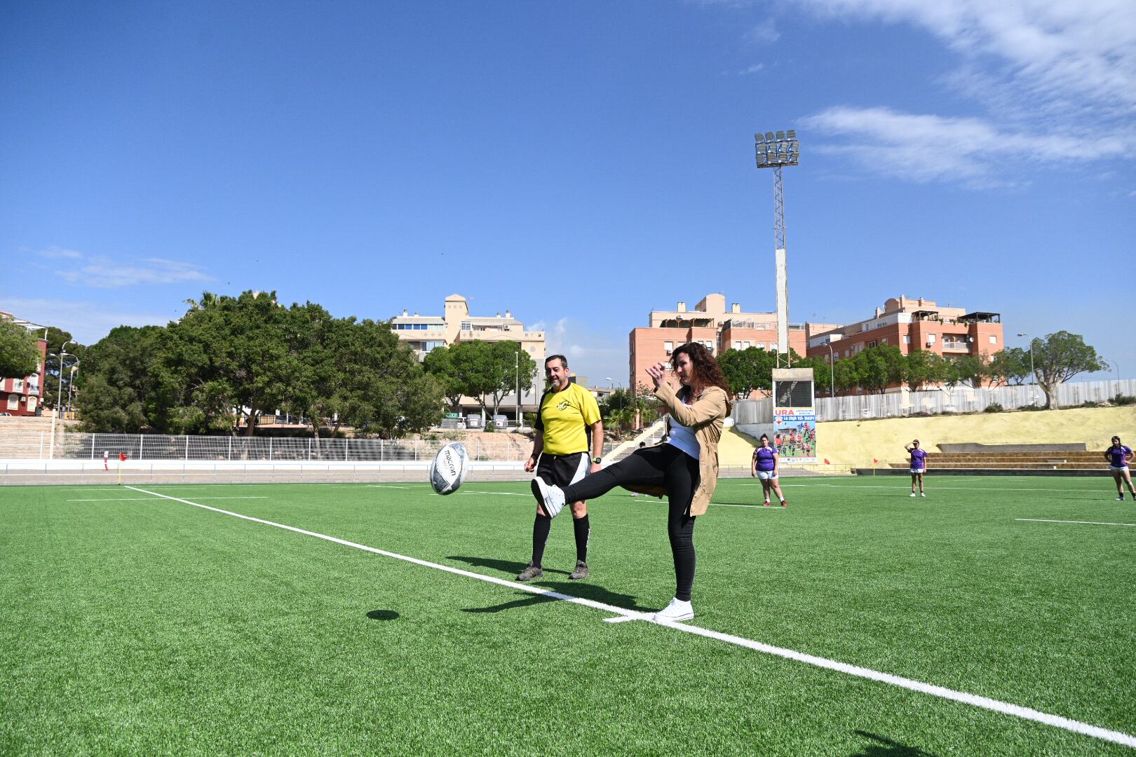 La alcaldesa, María del Mar Vázquez, ha realizado el saque de honor en el Estadio Juan Rojas.