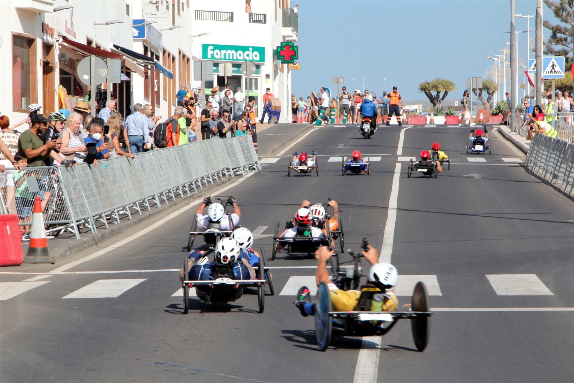 Varios de los participantes por las calles de Playa Blanca, en el sur de Lanzarote.