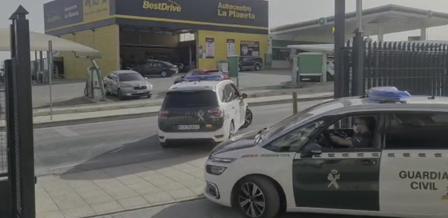 Los agentes de la Guardia Civil trasladan en coches policiales a los detenidos por los robos en Mancha Real