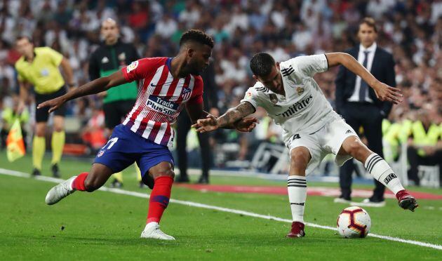 Lemar y Dani Ceballos luchan por un balón en el derbi madrileño.