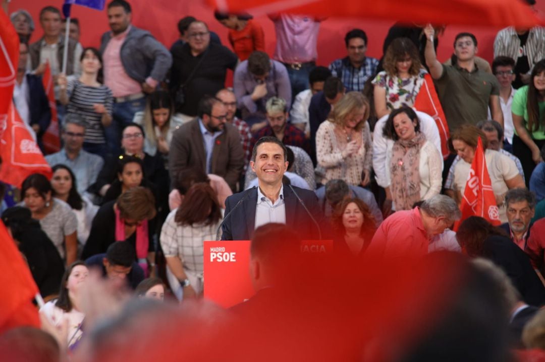 El alcalde en funciones de Alcalá de Henares y candidato del PSOE, Javier Rodríguez Palacios, durante un mitin celebrado el pasado mes de mayo en la ciudad complutense.