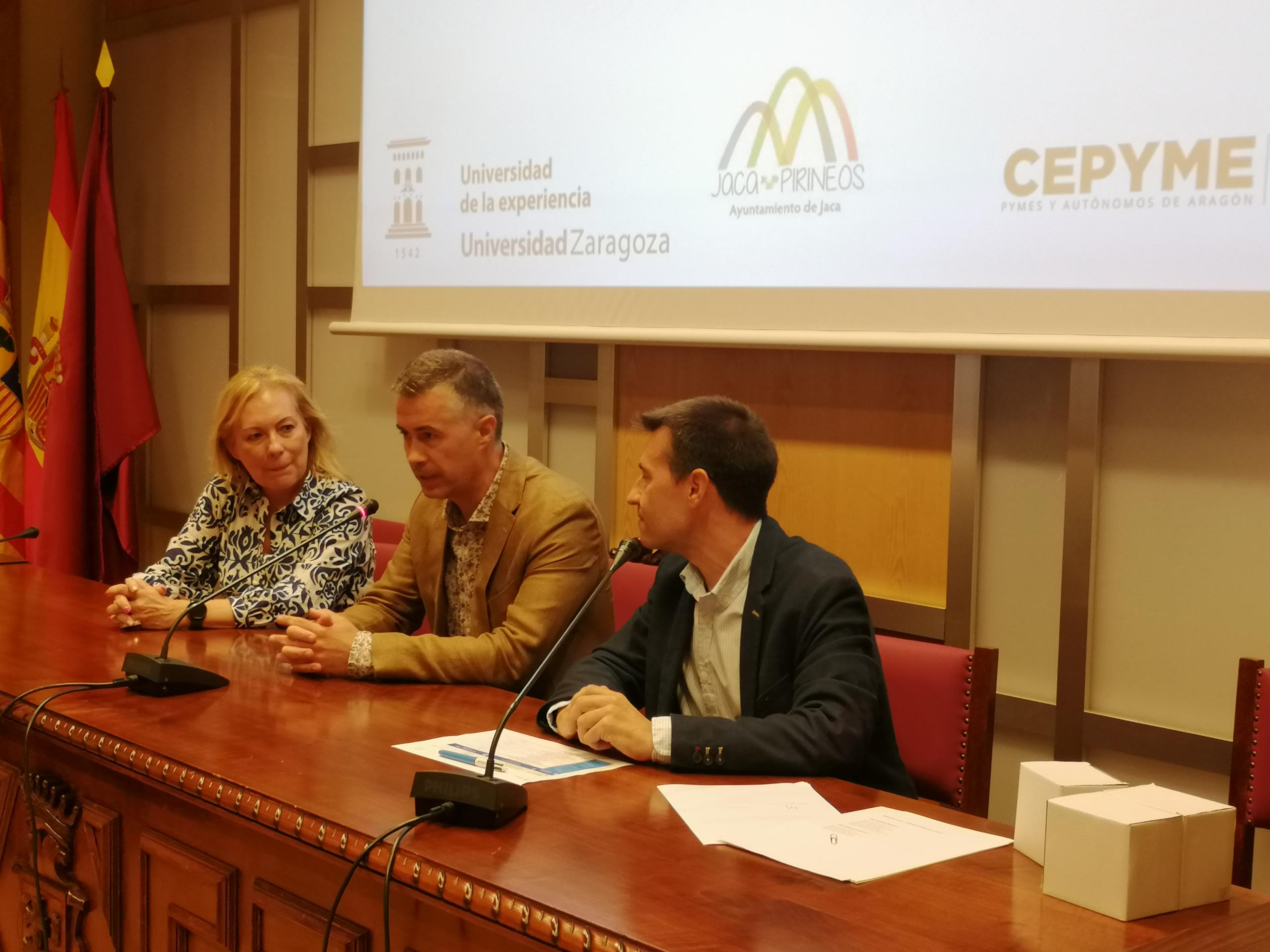La presidenta de Cepyme Aragón era la encargada de la lección inaugural en Jaca, que presentaba junto al alcalde de la ciudad y el jefe de estudios de la Universidad de la Experiencia en Aragón