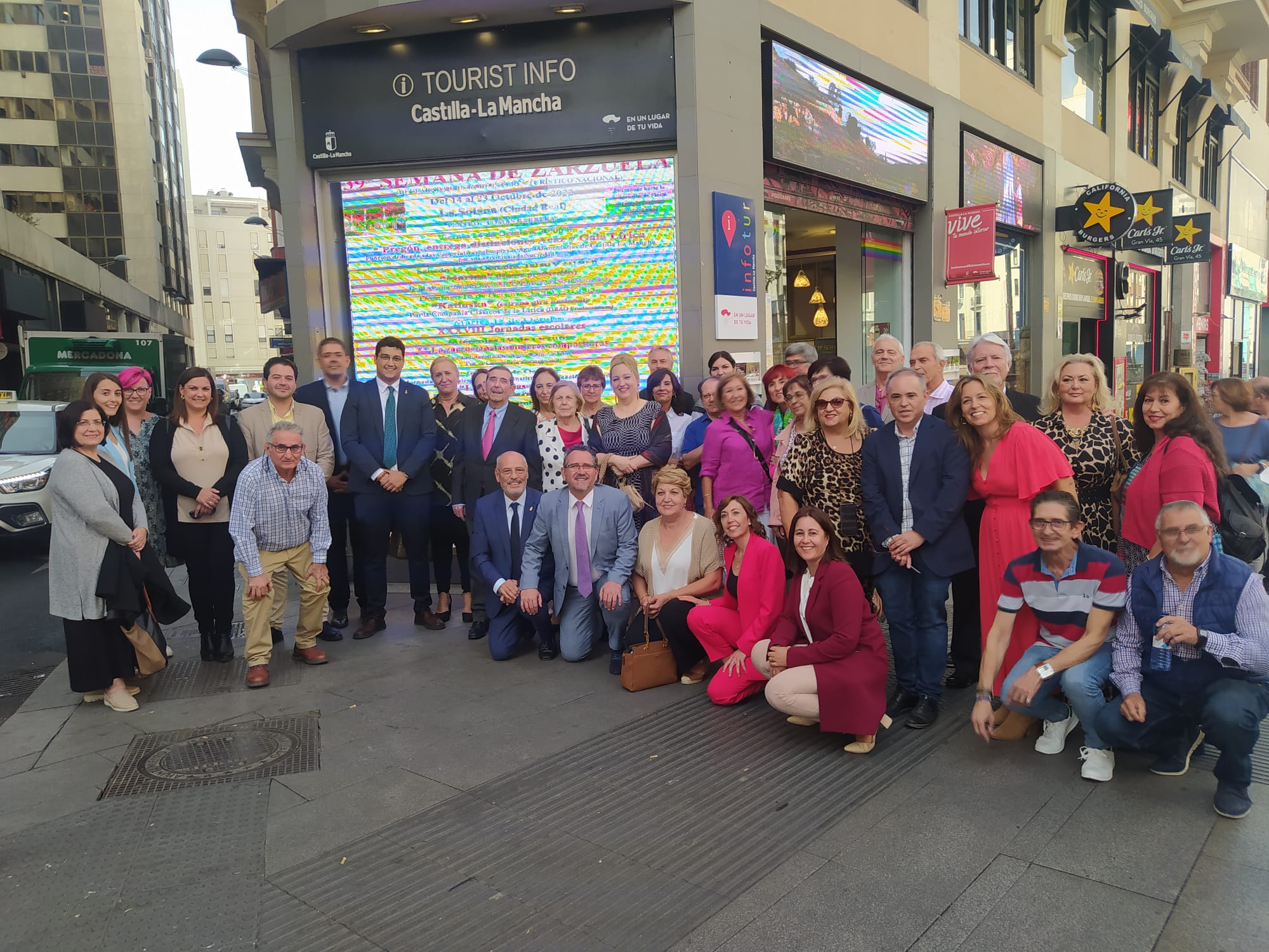 Foto de familia de la presentación de la 39 Semana de la Zarzuela de La Solana (Ciudad Real)