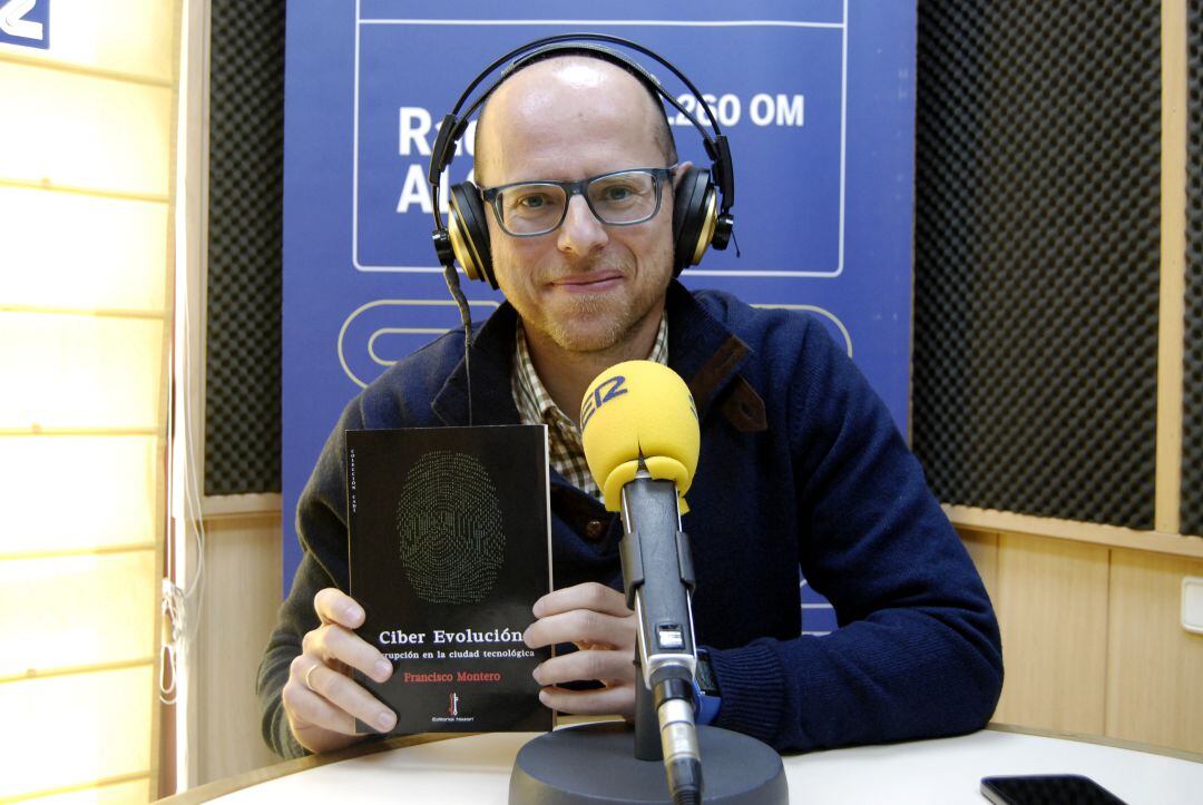 Fran Montero nos ha presentado su novela "Ciber Evolución, corrupción en la ciudad tecnológica".