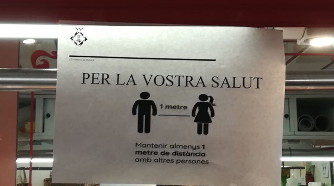 A tot arreu, cartells que rfeclamen que es mantingui una distància de seguretat