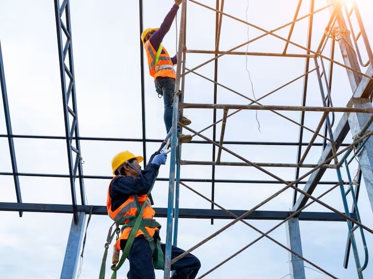 Dos trabajadores en una obra