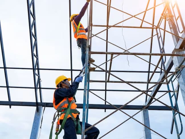 Dos trabajadores en una obra