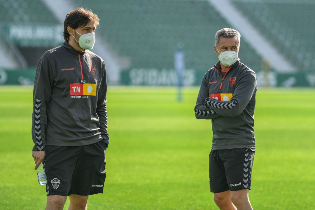 Fran Escribá con David Generelo en un entrenamiento del Elche