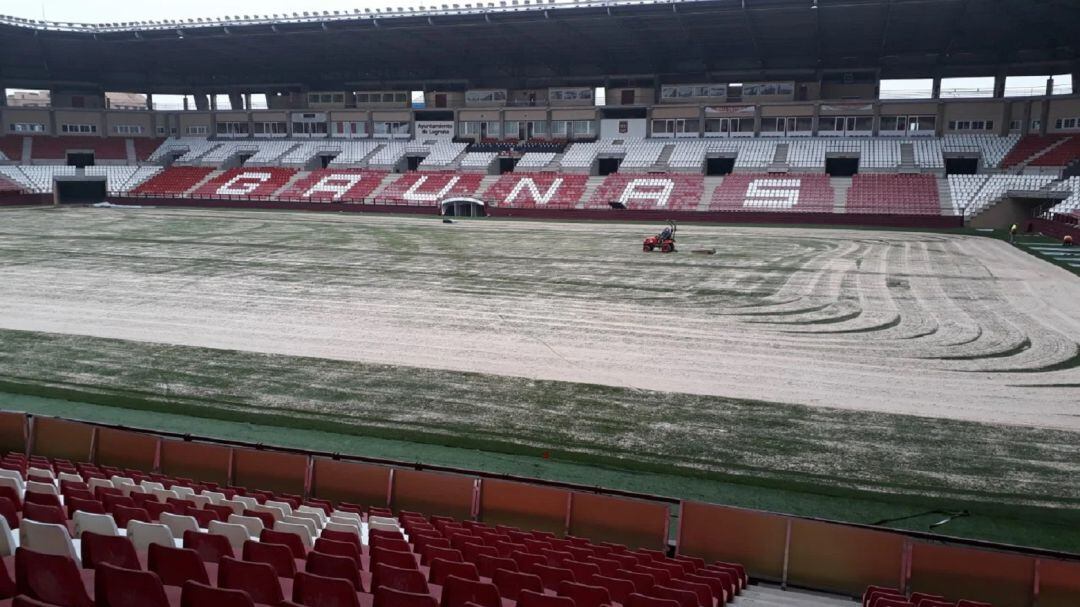 Cambio del césped de Las Gaunas durante el invierno pasado. 