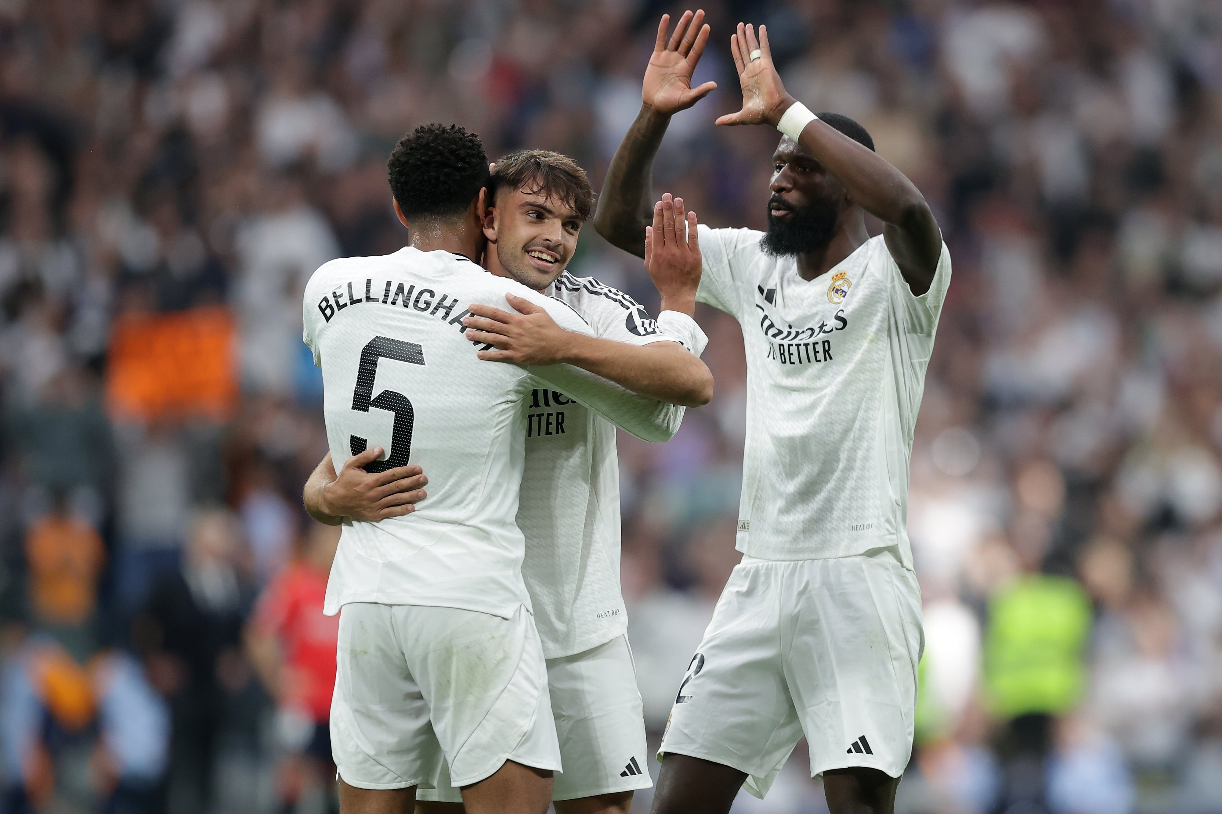 Raúl Asencio celebra un gol del Real Madrid junto a Bellingham y Rudiger