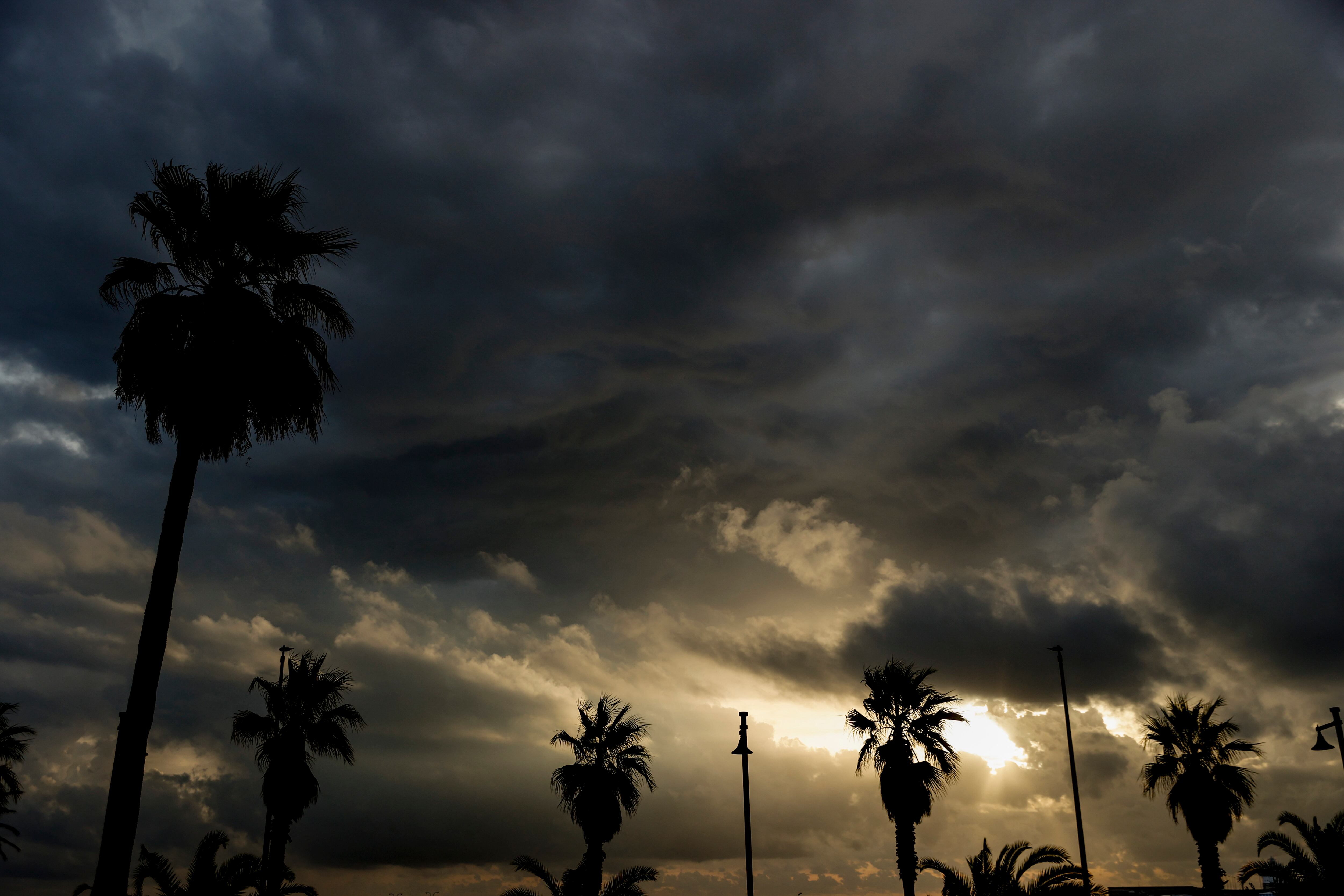 Cielo nuboso, con chubascos y tormentas localmente fuertes