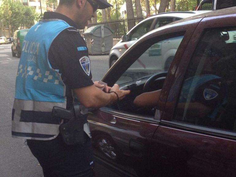 Un agente de la policía local de Albacete durante un control