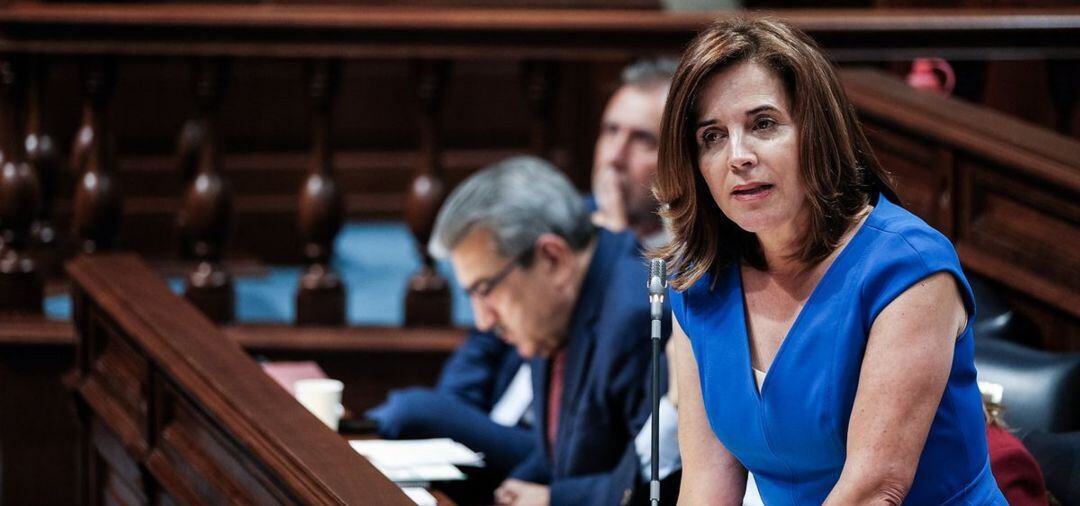 La consejera de Sanidad, Teresa Cruz Oval. Al fondo en la imagen el presidente de Canarias, Ángel Víctor Torres, y el vicepresidente, Román Rodríguez