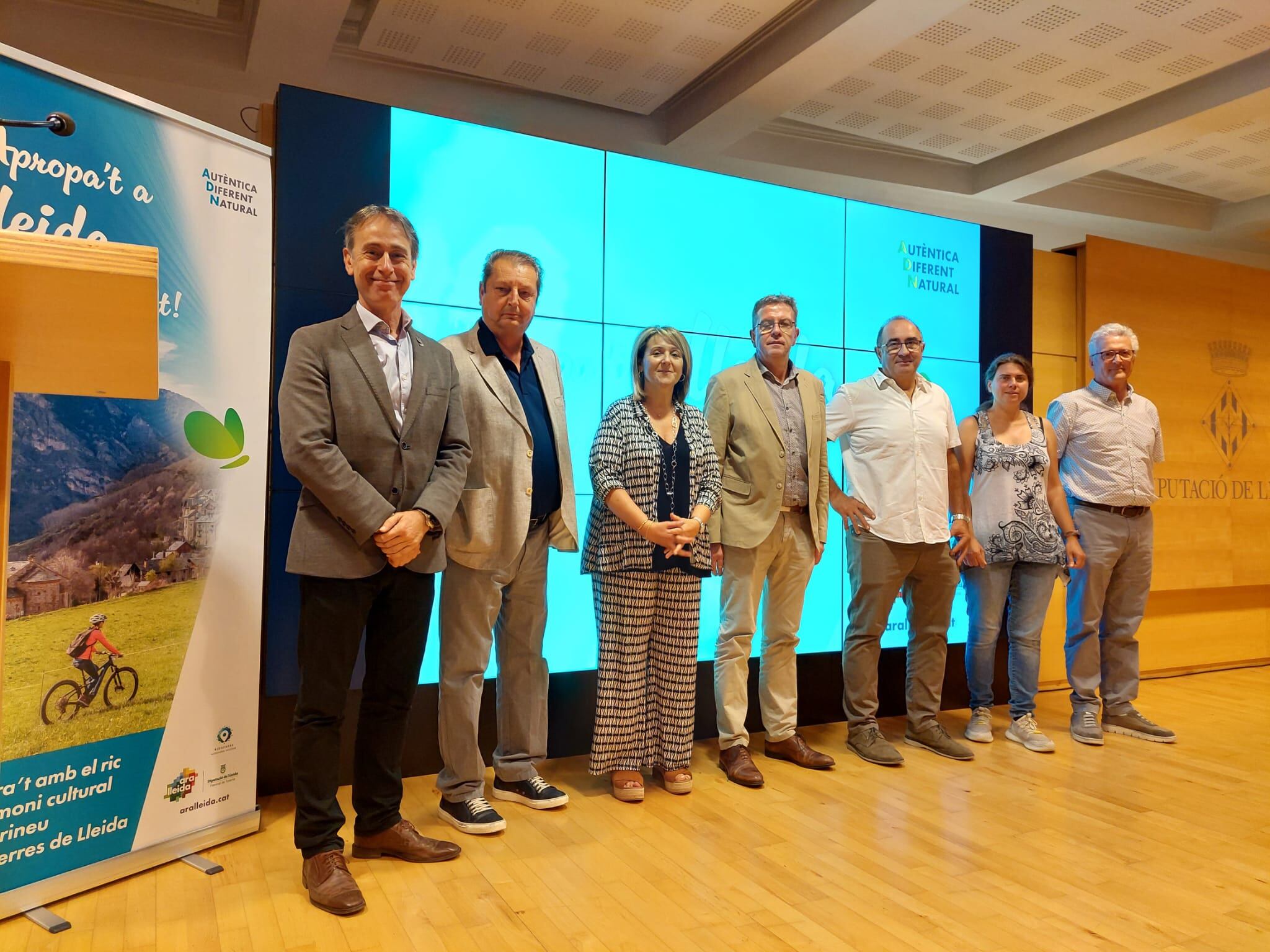 Membres del patronat de turisme de la Diputació i representants dels diferents sectors turístics de Lleida durant la presentació de les previsions d&#039;ocupació d&#039;aquest estiu.