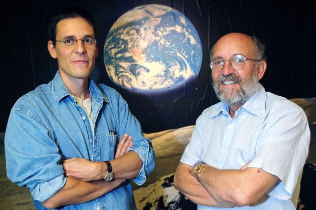 Los astrónomos suizos Michel Mayor y Didier Queloz.